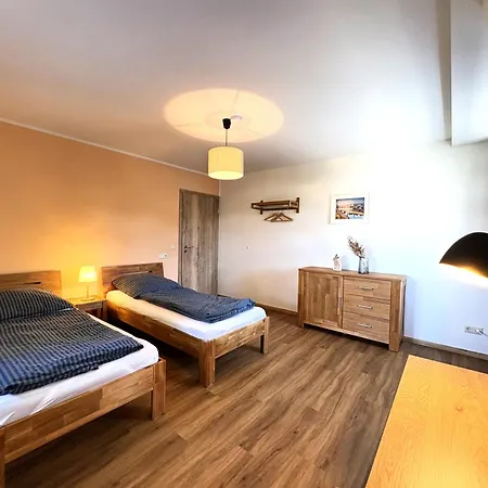 Apartmenthaus Landeskrone Fuer Gruppen Bis 20 Personen, 2 Wohnungen, Sauna, Dachterrasse & Garten