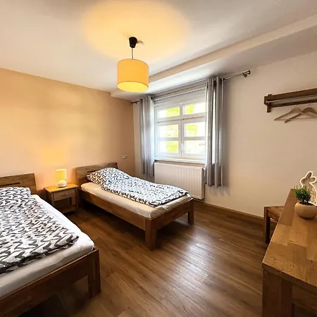 Apartmenthaus Landeskrone Fuer Gruppen Bis 20 Personen, 2 Wohnungen, Sauna, Dachterrasse & Garten Apartamento