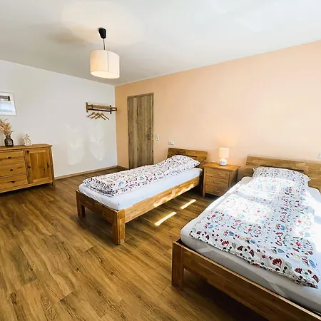 Apartamento Apartmenthaus Landeskrone Fuer Gruppen Bis 20 Personen, 2 Wohnungen, Sauna, Dachterrasse & Garten