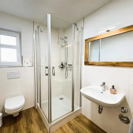 Apartmenthaus Landeskrone Fuer Gruppen Bis 20 Personen, 2 Wohnungen, Sauna, Dachterrasse & Garten Apartamento *