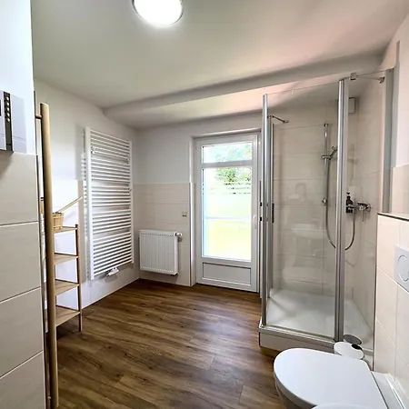 Apartamento Apartmenthaus Landeskrone Fuer Gruppen Bis 20 Personen, 2 Wohnungen, Sauna, Dachterrasse & Garten Dresden