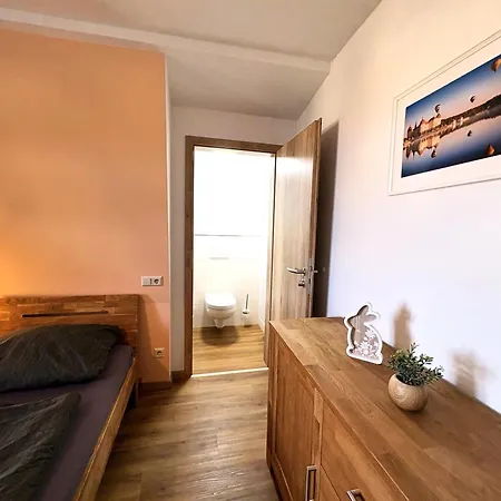 Apartmenthaus Landeskrone Fuer Gruppen Bis 20 Personen, 2 Wohnungen, Sauna, Dachterrasse & Garten Dresden