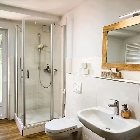 Apartmenthaus Landeskrone Fuer Gruppen Bis 20 Personen, 2 Wohnungen, Sauna, Dachterrasse & Garten