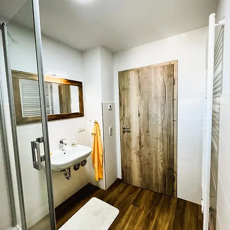 Apartmenthaus Landeskrone Fuer Gruppen Bis 20 Personen, 2 Wohnungen, Sauna, Dachterrasse & Garten Apartamento *