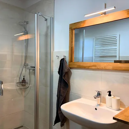 Apartamento Apartmenthaus Landeskrone Fuer Gruppen Bis 20 Personen, 2 Wohnungen, Sauna, Dachterrasse & Garten *