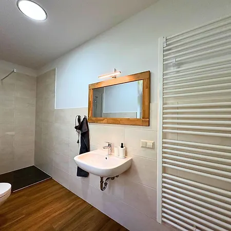 Apartmenthaus Landeskrone Fuer Gruppen Bis 20 Personen, 2 Wohnungen, Sauna, Dachterrasse & Garten *