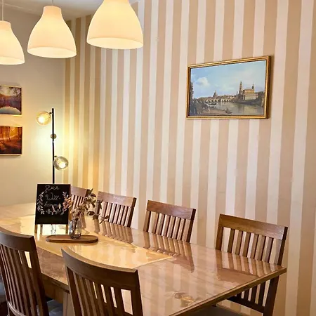 Apartmenthaus Landeskrone Fuer Gruppen Bis 20 Personen, 2 Wohnungen, Sauna, Dachterrasse & Garten * Dresden