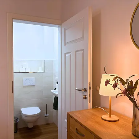 Apartmenthaus Landeskrone Fuer Gruppen Bis 20 Personen, 2 Wohnungen, Sauna, Dachterrasse & Garten Dresden