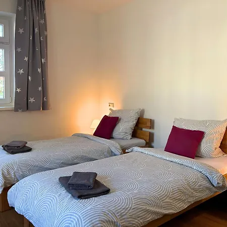 Apartmenthaus Landeskrone Fuer Gruppen Bis 20 Personen, 2 Wohnungen, Sauna, Dachterrasse & Garten *