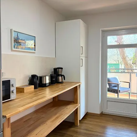Apartmenthaus Landeskrone Fuer Gruppen Bis 20 Personen, 2 Wohnungen, Sauna, Dachterrasse & Garten דרזדן