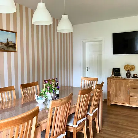 Apartamento Apartmenthaus Landeskrone Fuer Gruppen Bis 20 Personen, 2 Wohnungen, Sauna, Dachterrasse & Garten Dresden
