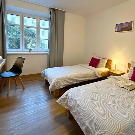 Apartmenthaus Landeskrone Fuer Gruppen Bis 20 Personen, 2 Wohnungen, Sauna, Dachterrasse & Garten Dresden
