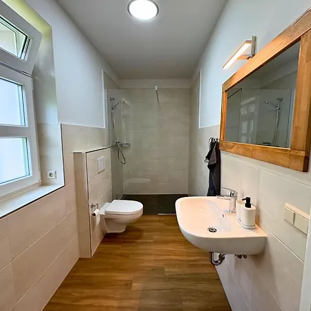 Apartmenthaus Landeskrone Fuer Gruppen Bis 20 Personen, 2 Wohnungen, Sauna, Dachterrasse & Garten Apartamento *