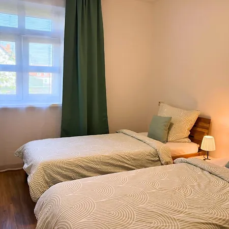 Apartamento Apartmenthaus Landeskrone Fuer Gruppen Bis 20 Personen, 2 Wohnungen, Sauna, Dachterrasse & Garten Dresden