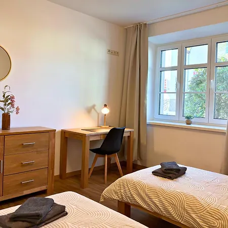 Apartmenthaus Landeskrone Fuer Gruppen Bis 20 Personen, 2 Wohnungen, Sauna, Dachterrasse & Garten דירה