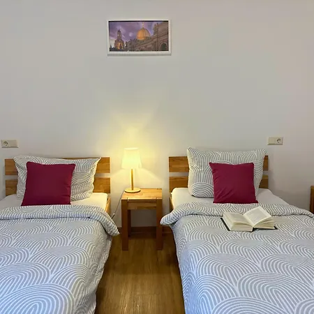 Apartmenthaus Landeskrone Fuer Gruppen Bis 20 Personen, 2 Wohnungen, Sauna, Dachterrasse & Garten * Dresden