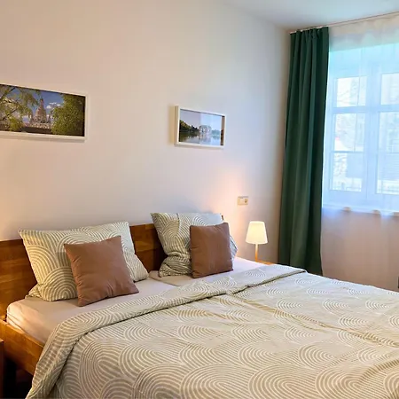 Apartmenthaus Landeskrone Fuer Gruppen Bis 20 Personen, 2 Wohnungen, Sauna, Dachterrasse & Garten Apartamento *