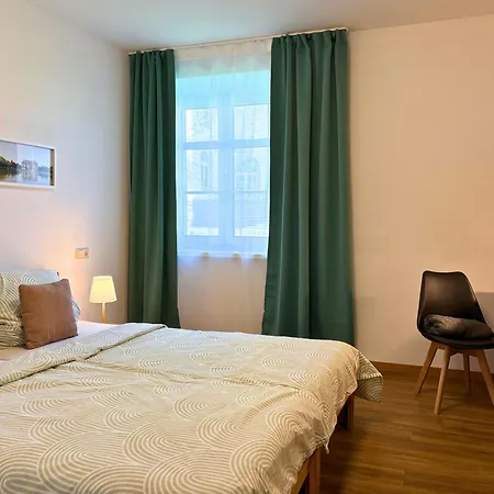 Apartmenthaus Landeskrone Fuer Gruppen Bis 20 Personen, 2 Wohnungen, Sauna, Dachterrasse & Garten Dresden