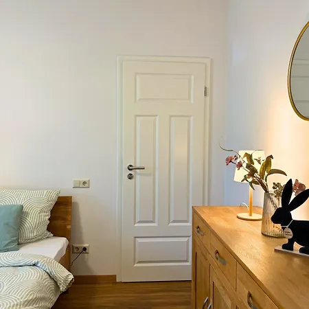 Apartmenthaus Landeskrone Fuer Gruppen Bis 20 Personen, 2 Wohnungen, Sauna, Dachterrasse & Garten Apartamento