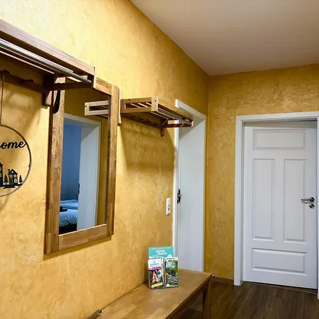 Apartamento Apartmenthaus Landeskrone Fuer Gruppen Bis 20 Personen, 2 Wohnungen, Sauna, Dachterrasse & Garten *
