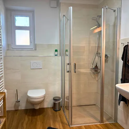 Apartmenthaus Landeskrone Fuer Gruppen Bis 20 Personen, 2 Wohnungen, Sauna, Dachterrasse & Garten Apartamento