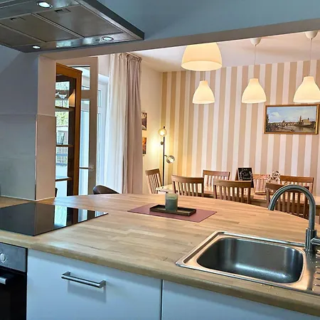 Apartmenthaus Landeskrone Fuer Gruppen Bis 20 Personen, 2 Wohnungen, Sauna, Dachterrasse & Garten דירה