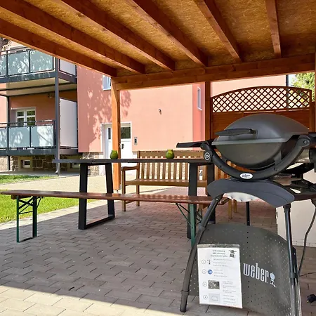 Apartmenthaus Landeskrone Fuer Gruppen Bis 20 Personen, 2 Wohnungen, Sauna, Dachterrasse & Garten דירה