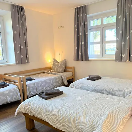 Apartamento Apartmenthaus Landeskrone Fuer Gruppen Bis 20 Personen, 2 Wohnungen, Sauna, Dachterrasse & Garten Dresden