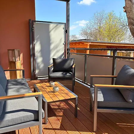 Apartmenthaus Landeskrone Fuer Gruppen Bis 20 Personen, 2 Wohnungen, Sauna, Dachterrasse & Garten