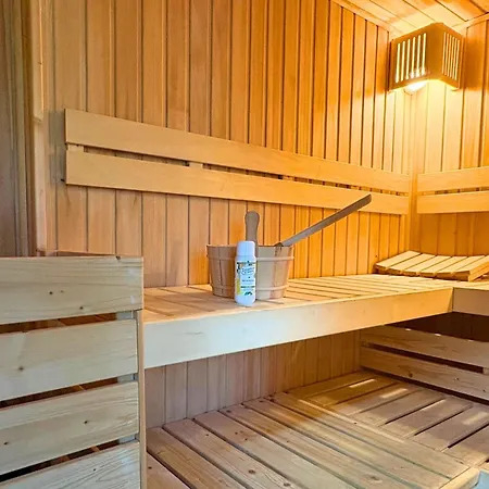 Apartmenthaus Landeskrone Fuer Gruppen Bis 20 Personen, 2 Wohnungen, Sauna, Dachterrasse & Garten *