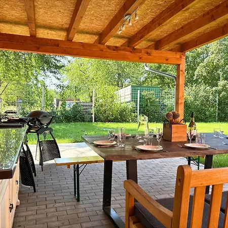 Apartmenthaus Landeskrone Fuer Gruppen Bis 20 Personen, 2 Wohnungen, Sauna, Dachterrasse & Garten Dresden