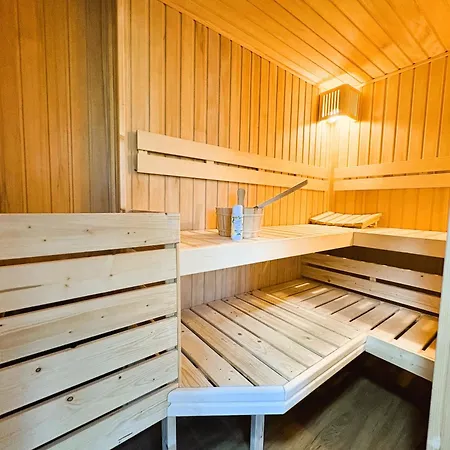 Apartamento Apartmenthaus Landeskrone Fuer Gruppen Bis 20 Personen, 2 Wohnungen, Sauna, Dachterrasse & Garten