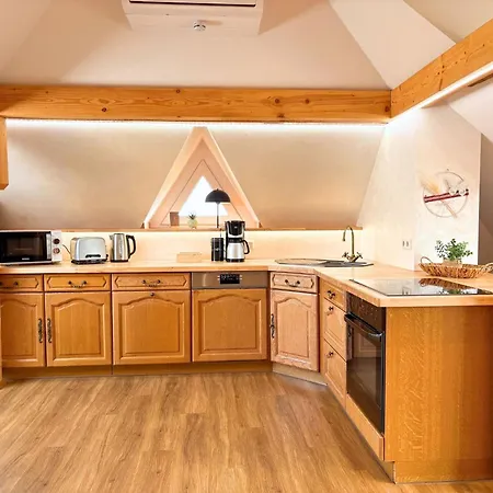 Zusammenzeit Dresden, 2 Apartments, Andalusier 4 Schlafzimmer & Balkon, Lipizzaner 5 Schlafzimmer & Sauna & Dachterrasse, Bus Vor Der Tuer Appartement *