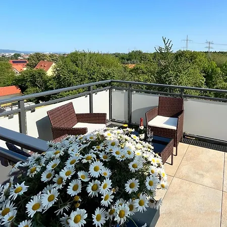 Zusammenzeit Dresden, 2 Apartments, Andalusier 4 Schlafzimmer & Balkon, Lipizzaner 5 Schlafzimmer & Sauna & Dachterrasse, Bus Vor Der Tuer *