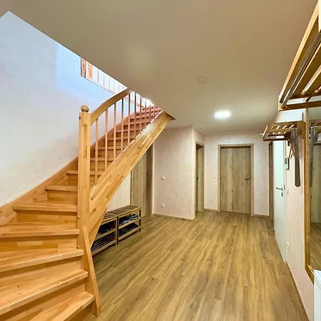 Zusammenzeit Dresden, 2 Apartments, Andalusier 4 Schlafzimmer & Balkon, Lipizzaner 5 Schlafzimmer & Sauna & Dachterrasse, Bus Vor Der Tuer Dresden