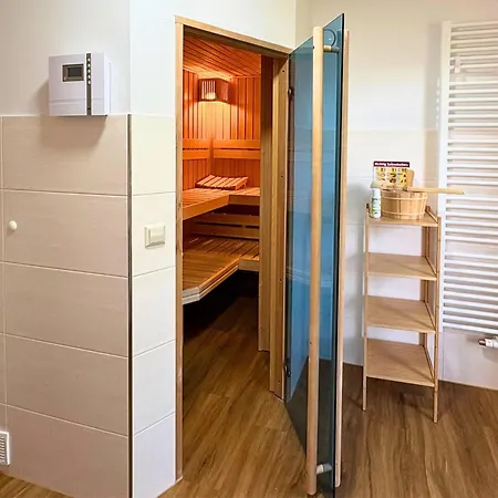 Zusammenzeit Dresden, 2 Apartments, Andalusier 4 Schlafzimmer & Balkon, Lipizzaner 5 Schlafzimmer & Sauna & Dachterrasse, Bus Vor Der Tuer * Dresden