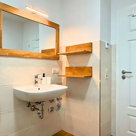 Zusammenzeit Dresden, 2 Apartments, Andalusier 4 Schlafzimmer & Balkon, Lipizzaner 5 Schlafzimmer & Sauna & Dachterrasse, Bus Vor Der Tuer