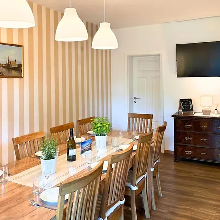 Appartement Zusammenzeit Dresden, 2 Apartments, Andalusier 4 Schlafzimmer & Balkon, Lipizzaner 5 Schlafzimmer & Sauna & Dachterrasse, Bus Vor Der Tuer