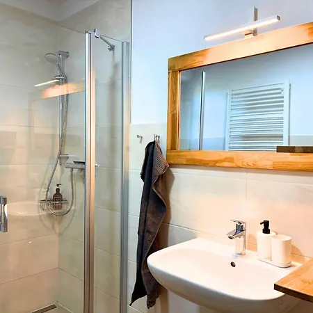 Appartement Zusammenzeit Dresden, 2 Apartments, Andalusier 4 Schlafzimmer & Balkon, Lipizzaner 5 Schlafzimmer & Sauna & Dachterrasse, Bus Vor Der Tuer *