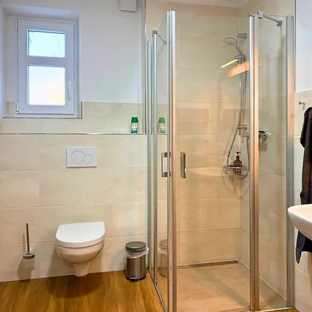 Appartement Zusammenzeit Dresden, 2 Apartments, Andalusier 4 Schlafzimmer & Balkon, Lipizzaner 5 Schlafzimmer & Sauna & Dachterrasse, Bus Vor Der Tuer Dresden