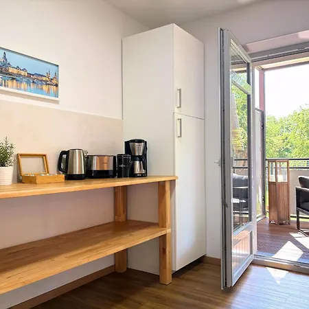 Zusammenzeit Dresden, 2 Apartments, Andalusier 4 Schlafzimmer & Balkon, Lipizzaner 5 Schlafzimmer & Sauna & Dachterrasse, Bus Vor Der Tuer Dresden