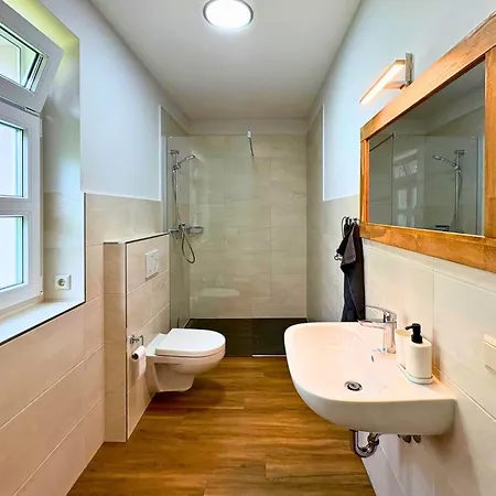 Zusammenzeit Dresden, 2 Apartments, Andalusier 4 Schlafzimmer & Balkon, Lipizzaner 5 Schlafzimmer & Sauna & Dachterrasse, Bus Vor Der Tuer