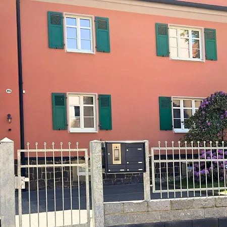 Zusammenzeit Dresden, 2 Apartments, Andalusier 4 Schlafzimmer & Balkon, Lipizzaner 5 Schlafzimmer & Sauna & Dachterrasse, Bus Vor Der Tuer Dresden