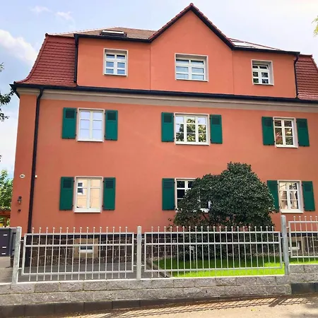 Zusammenzeit Dresden, 2 Apartments, Andalusier 4 Schlafzimmer & Balkon, Lipizzaner 5 Schlafzimmer & Sauna & Dachterrasse, Bus Vor Der Tuer