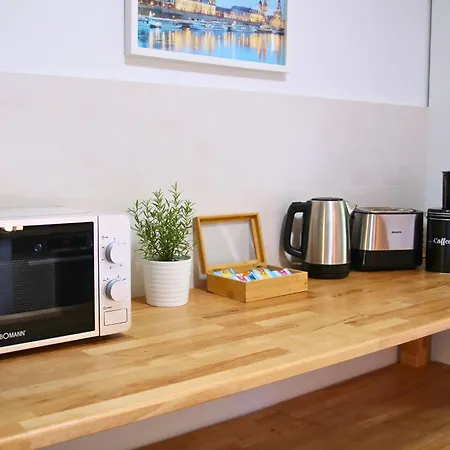 Zusammenzeit Dresden, 2 Apartments, Andalusier 4 Schlafzimmer & Balkon, Lipizzaner 5 Schlafzimmer & Sauna & Dachterrasse, Bus Vor Der Tuer Appartement Dresden