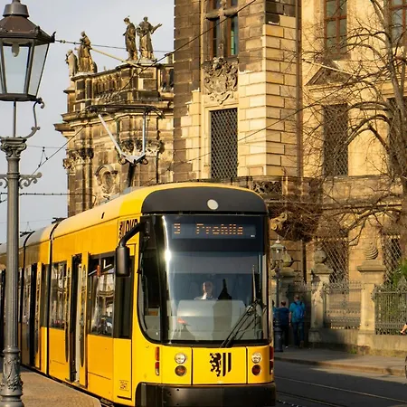 Zusammenzeit Dresden, 2 Apartments, Andalusier 4 Schlafzimmer & Balkon, Lipizzaner 5 Schlafzimmer & Sauna & Dachterrasse, Bus Vor Der Tuer * Dresden